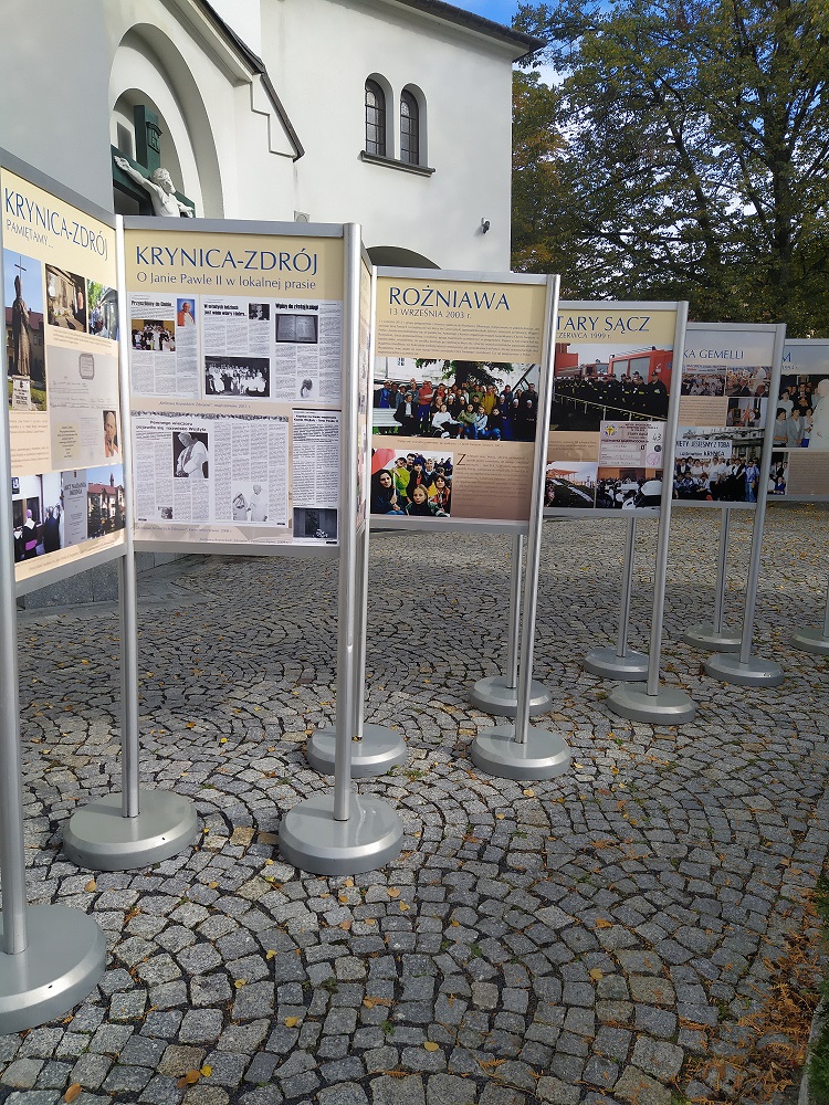Fotografia przedstawia plansze wystawy zlokalizowanej przed Kościołem Zdrojowym