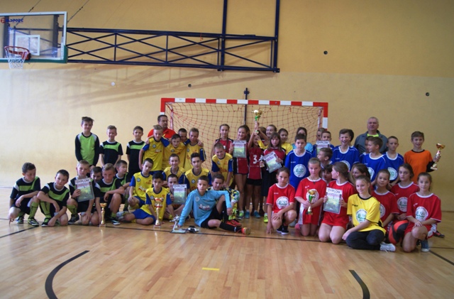 Gminne Mistrzostwa Szkół Podstawowych w halowej piłce nożnej chłopców i dziewcząt Krynica-Zdrój, 19.10.2016 r.