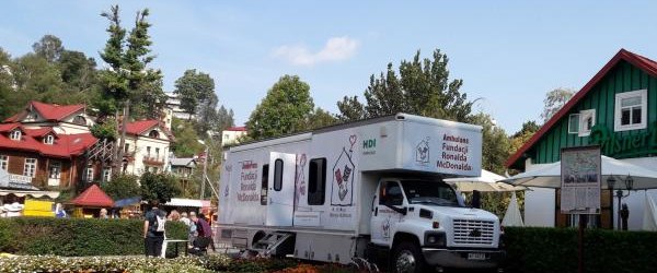 NIE nowotworom u dzieci - ambulans Fundacji Ronalda McDonalda w Krynicy-Zdroju