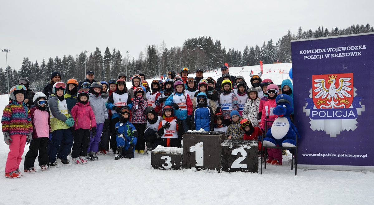 Sądecczyzna. Policyjny inspektor Wawelek dbał o bezpieczeństwo dzieci na stoku