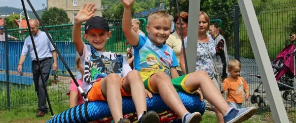 Dzieci w prezencie na Dzień Dziecka dostały plac zabaw