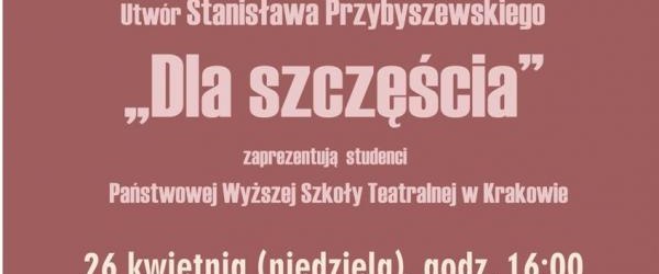 Studenci aktorstwa czytają dramaty