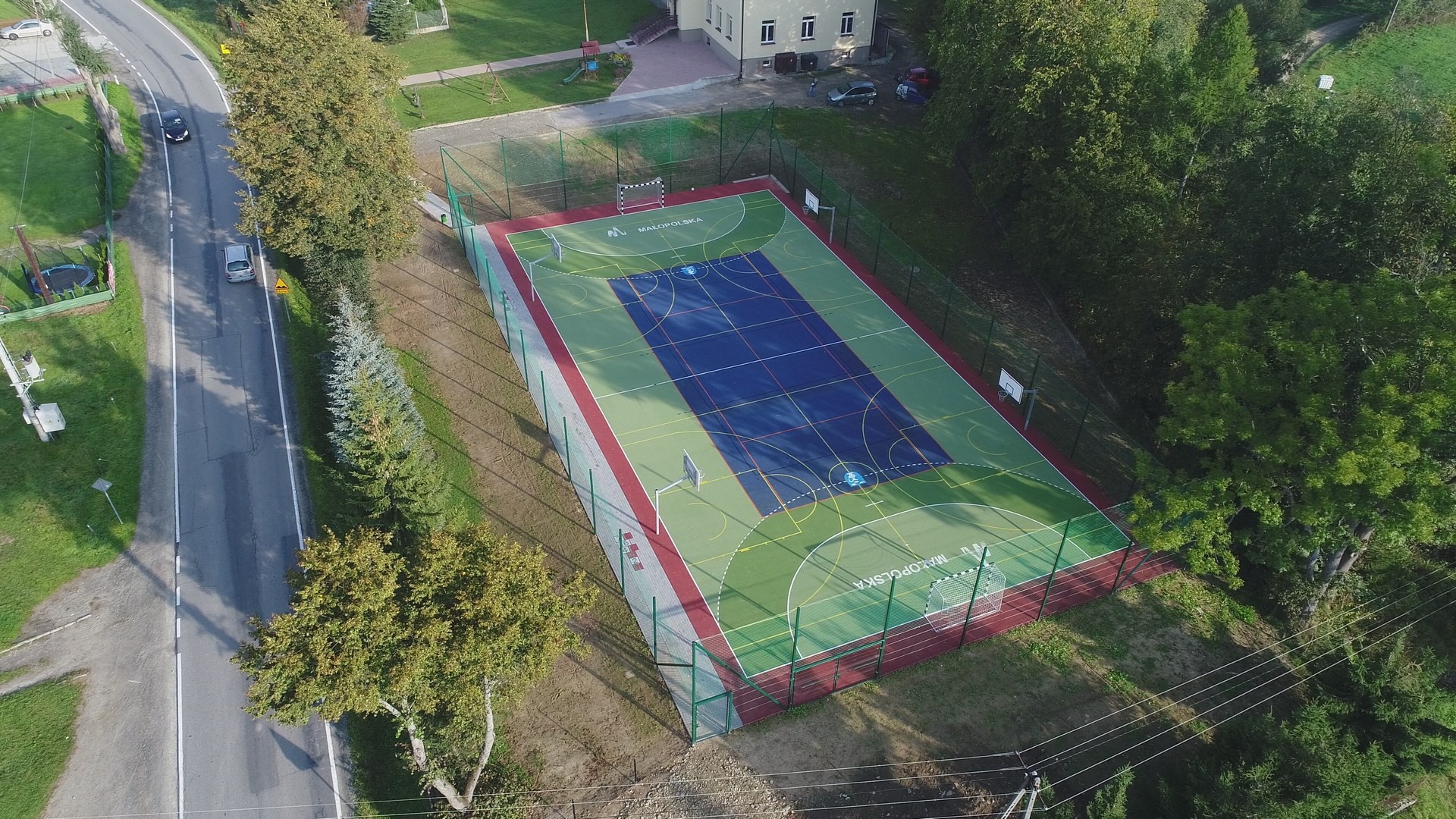Dzieci w Mochnaczce Niżnej mają nowe boisko!