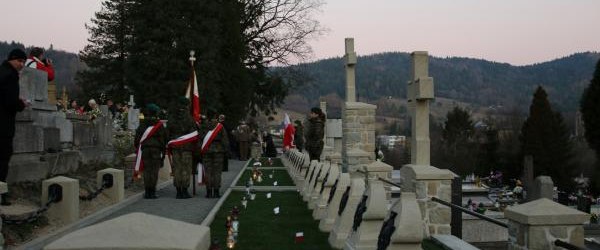 Złożenie kwiatów przy kwaterze wojennej