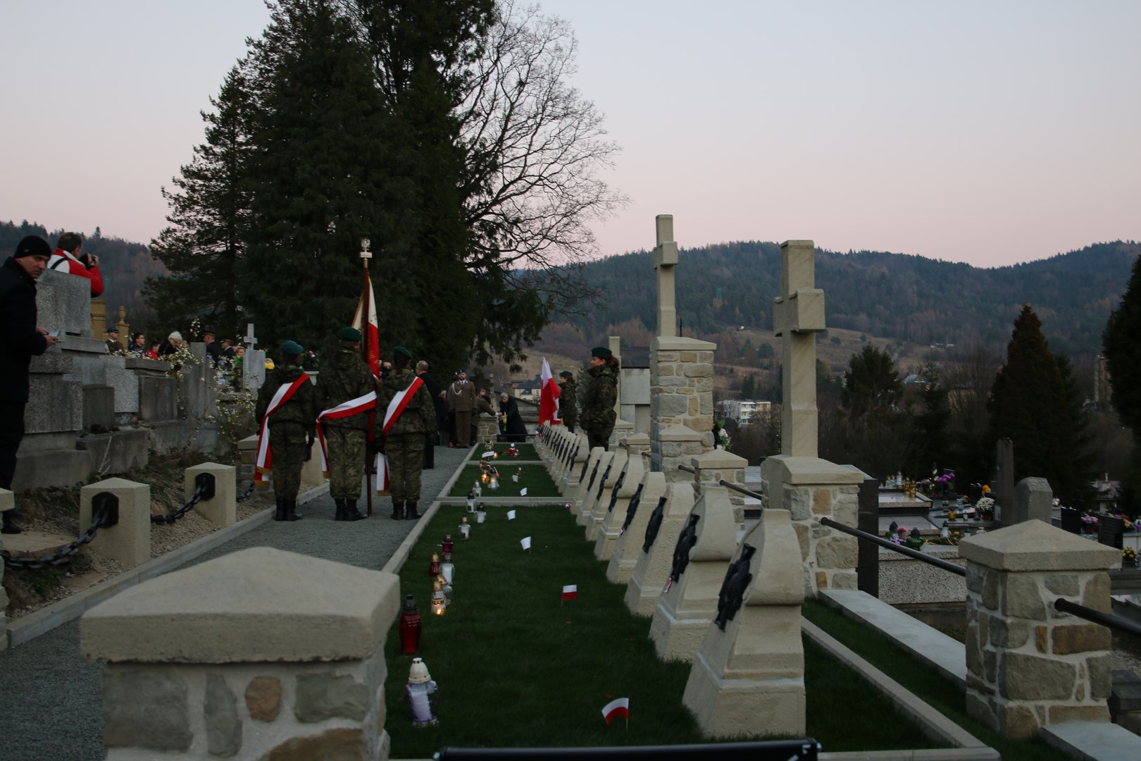 Złożenie kwiatów przy kwaterze wojennej