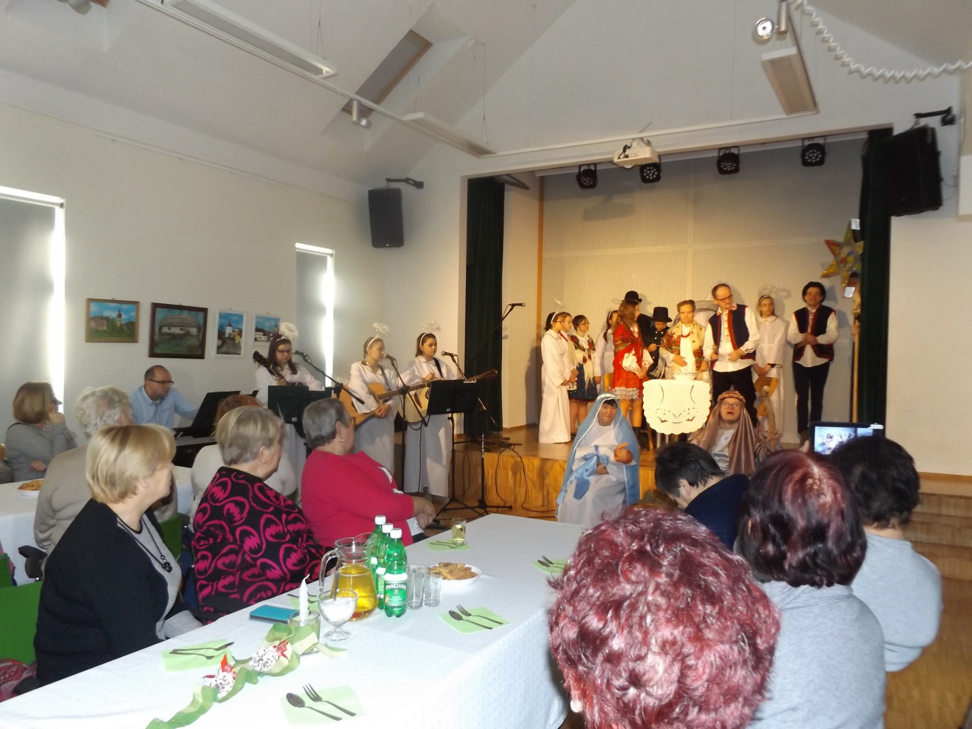 Kryniccy seniorzy kolędowali w bibliotece w Gołkowicach