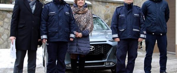 Nowy samochód dla policji z dofinansowaniem Gminy