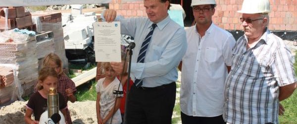 Wmurowano akt erekcyjny w dom Kingi Grucy