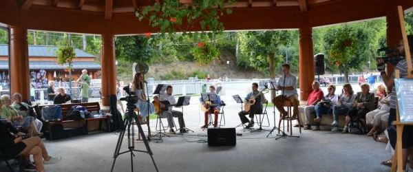 Spotkanie z poezją śpiewaną w altanie  na Deptaku