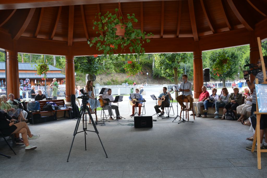 Spotkanie z poezją śpiewaną w altanie  na Deptaku