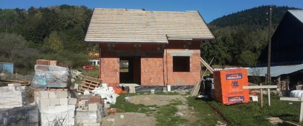 Pobiegnij po dom dla rodziny Kingi Grucy i pomóż ukończyć budowę