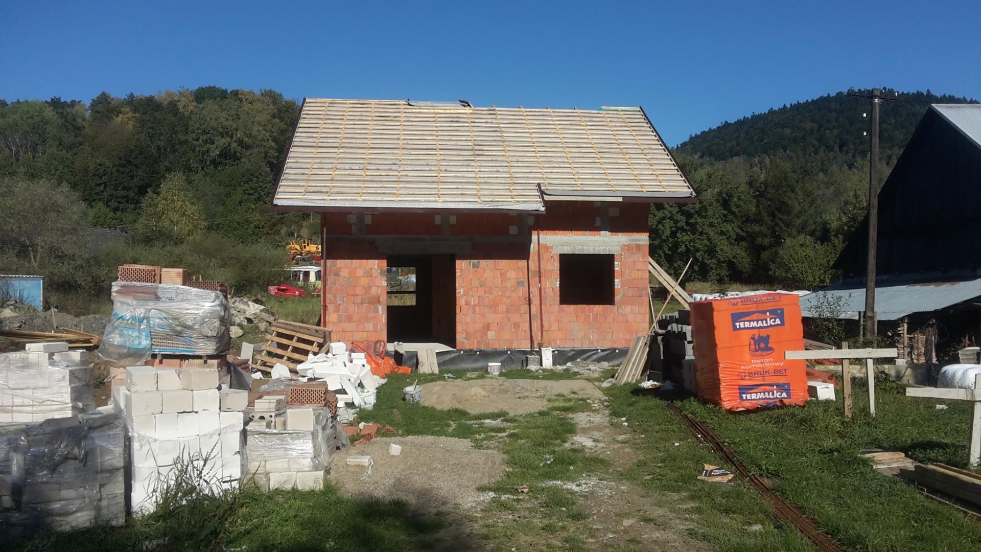 Pobiegnij po dom dla rodziny Kingi Grucy i pomóż ukończyć budowę