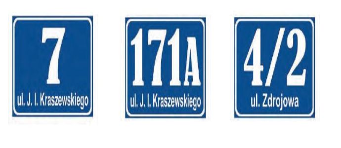 Strażnicy miejscy sprawdzają oznaczenie posesji