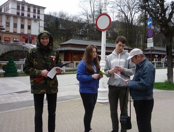 Kryniccy gimnazjaliści na tropie partyzanta