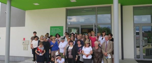 Kryniczanie zwiedzają nowoczesną bibliotekę w Gołkowicach