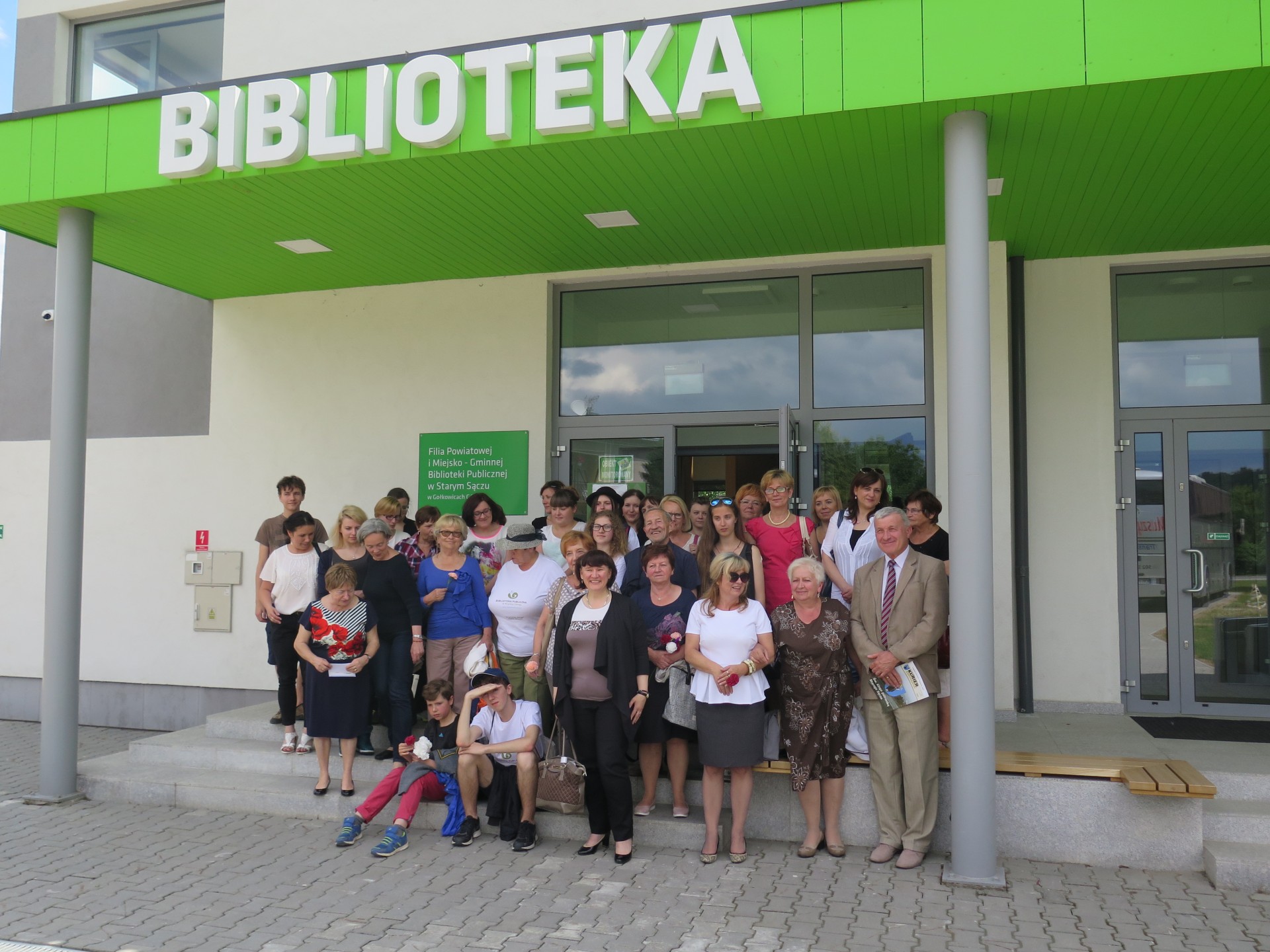 Kryniczanie zwiedzają nowoczesną bibliotekę w Gołkowicach